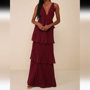 NWOT LULU'S BURGUNDY PLEATED TIERED MAXI DRESS SIZE MEDIUM